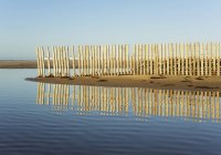 Clôture en bois sur la plage — Photo de stock