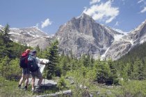 Coppia Escursioni attraverso le montagne — Foto stock