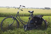 Велосипедный отдых вдоль забора — стоковое фото