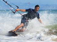 Atleta extrema em tábua kitesurf. Tarifa, Cádiz, Andaluzia, Espanha — Fotografia de Stock
