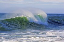 Большая завивка на океанской волне — стоковое фото