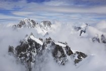 Chaîne de montagnes enneigées ; Chamonix, France — Photo de stock