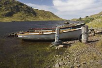 Boot auf Lough Fee — Stockfoto