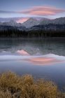Частково замороженого водоскид озеро на заході сонця — стокове фото