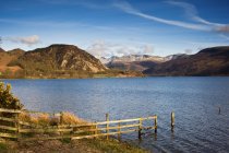Cerca en la orilla del lago en Lake District - foto de stock
