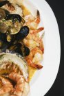 Prato de frutos do mar com camarões — Fotografia de Stock