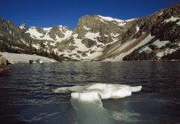 Озеро с тающим льдом — стоковое фото