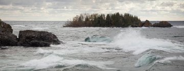 Olas en el Lago Superior - foto de stock