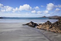 Praia Whitestrand com pequenas rochas — Fotografia de Stock