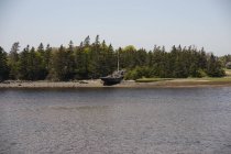 Un bateau naufragé abandonné — Photo de stock
