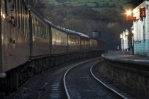 Train à la gare au crépuscule — Photo de stock