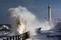 Wellen krachen an Leuchtturm vorbei — Stockfoto
