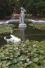 Statue dans un étang dans les jardins botaniques de Palerme — Photo de stock