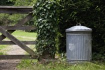 Alter metallener Mülleimer im Garten — Stockfoto