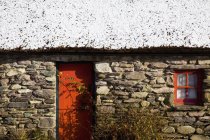 Orangefarbene Tür und Fensterrahmen — Stockfoto
