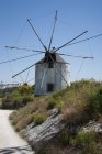 Grande mulino a vento ora utilizzato come casa — Foto stock