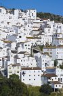 Weiße Häuser auf Hügel — Stockfoto
