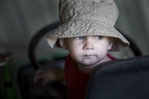 Gros plan portrait de jeune garçon portant chapeau — Photo de stock