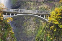 Brücke zwischen Hängen im Freien — Stockfoto