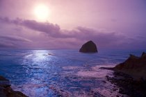 Haystack Rock ao pôr do sol — Fotografia de Stock