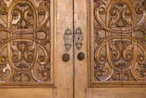 Резные деревянные двери — стоковое фото