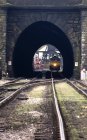 Tren en túnel sobre fondo - foto de stock