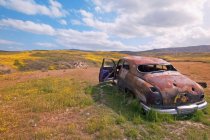 Auto abbandonata in campo — Foto stock