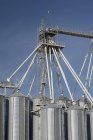 Vista angolo basso di silos metallici. Alberta, Canada — Foto stock