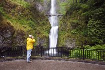 Чоловічий мандрівного, беручи фотографії Multnomah водоспаду в Columbia River ущелині Національний мальовничий район, штат Орегон, США — стокове фото