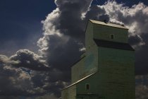 Nuvens acima do elevador de grãos — Fotografia de Stock