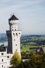 Torreta del castillo bávaro con campos - foto de stock
