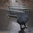 Mujer caminando bajo la lluvia - foto de stock