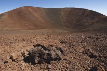 Pequeño cráter volcánico - foto de stock