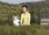 Mädchen reitet Pferd — Stockfoto