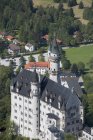 Château bavarois avec des champs — Photo de stock