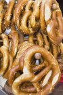 Vista de cerca de sabrosos pretzels horneados - foto de stock