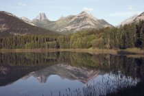 Wedge Pond With Fortress Mountain — Stock Photo