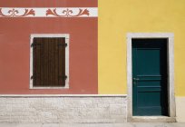 Frente colorido de la casa en Italia - foto de stock