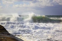 Ondas batendo perto da costa — Fotografia de Stock