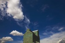 Хмари над зерновим елеватором — стокове фото