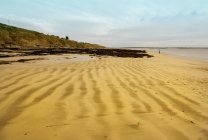 Ondas de arena en la playa - foto de stock