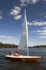 Coppia In Barca a vela sopra l'acqua, Lago Dei Boschi, Ontario, Canada — Foto stock
