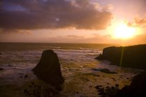 Скеляста берегова лінія на заході сонця — стокове фото