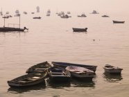 Fischerboote aus Holz im Morgengrauen auf dem Wasser — Stockfoto
