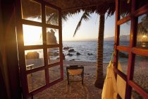 Blick auf den Strand aus dem Resort-Fenster — Stockfoto