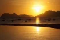 Під час заходу сонця вид на острови і човни — стокове фото