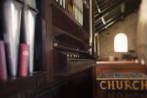 Трубный орган в церкви — стоковое фото
