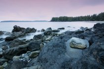 Pedras ao longo da costa ao pôr do sol — Fotografia de Stock