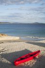 Червоний каное на пляжі; Roundstone — стокове фото
