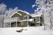 Casa coberta de neve — Fotografia de Stock
